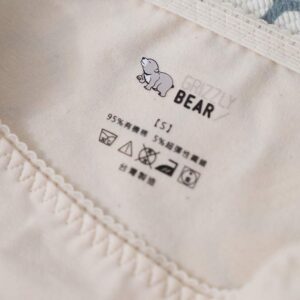 Grizzly Bear 以95%GOTS認證有機棉質混紡5%彈性纖維，除了讓面料質感更為滑順外，更增加了耐磨損的特性，且富有彈性更耐穿更舒適。